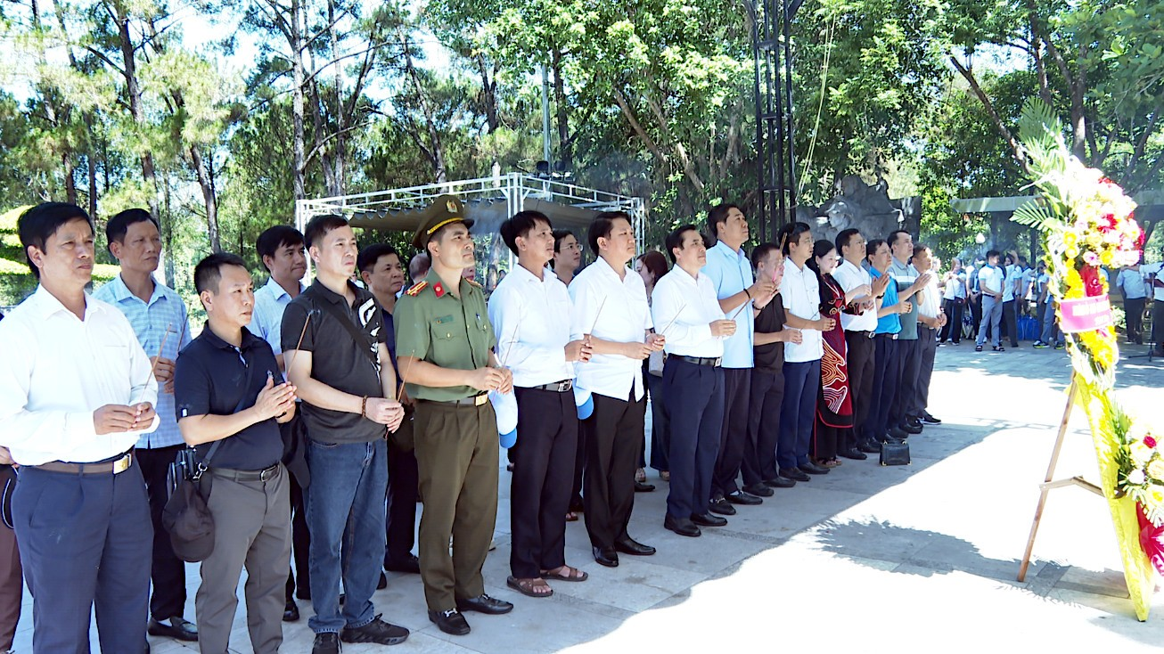 ĐOÀN CÁN BỘ THÀNH PHỐ HƯNG YÊN THĂM, VIẾNG NGHĨA TRANG LIỆT SỸ, DI TÍCH LỊCH SỬ TẠI CÁC TỈNH MIỀN TRUNG