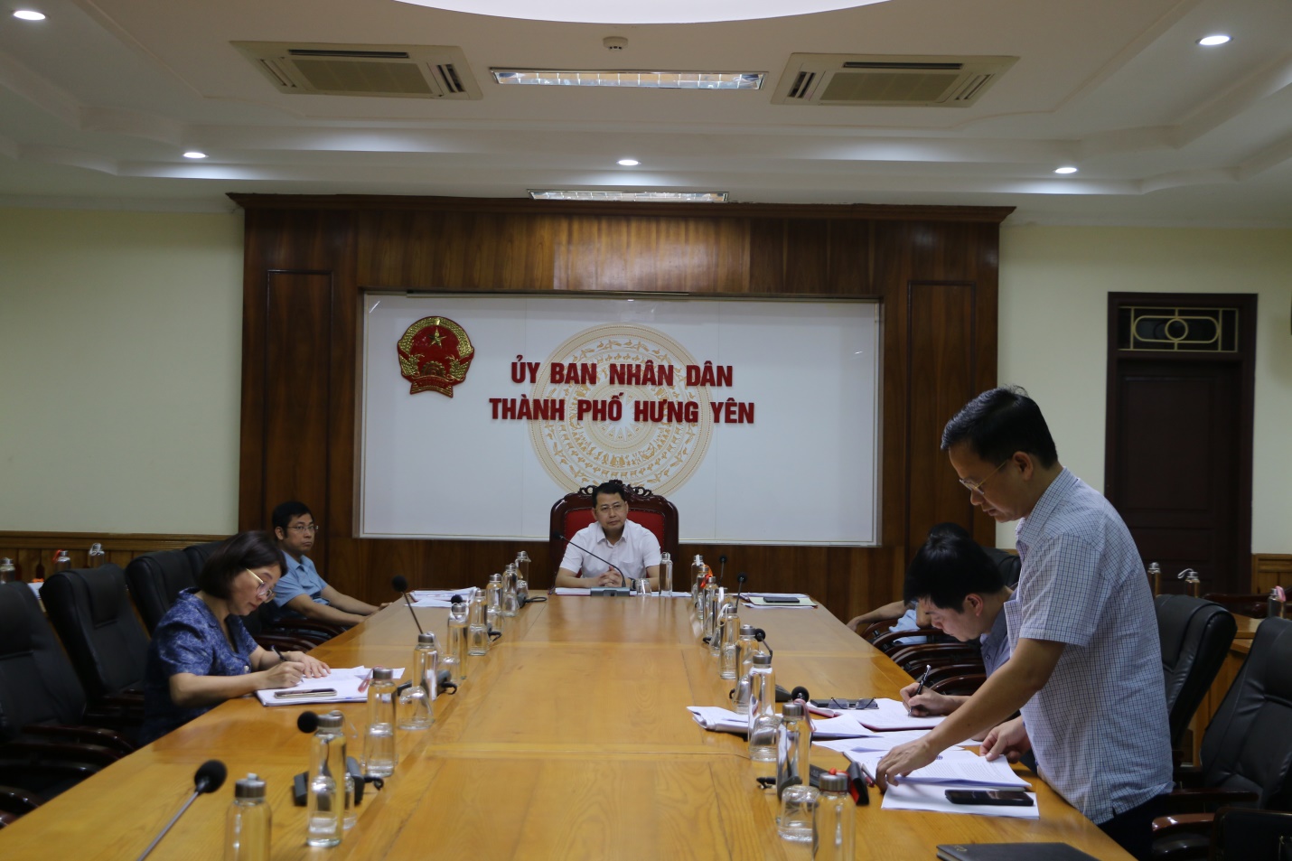 Họp bàn, xem xét việc tổng hợp ý kiến tham gia đối với đề nghị xin chủ trương đầu tư dự án “Nhà máy chế biến rác bằng phương pháp khí hóa tại thành phố Hưng Yên”