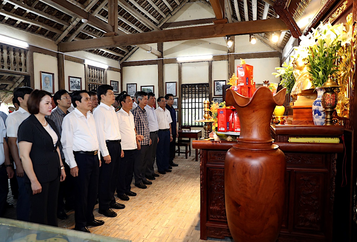 CÁC ĐỒNG CHÍ LÃNH ĐẠO TỈNH VÀ THANH PHỐ DÂNG HƯƠNGTẠI NHÀ LƯU NIỆM BÁC HỒ NHÂN DỊP KỶ NIỆM 134 NĂM NGÀY SINH CHỦ TỊCH HỒ CHÍ MINH