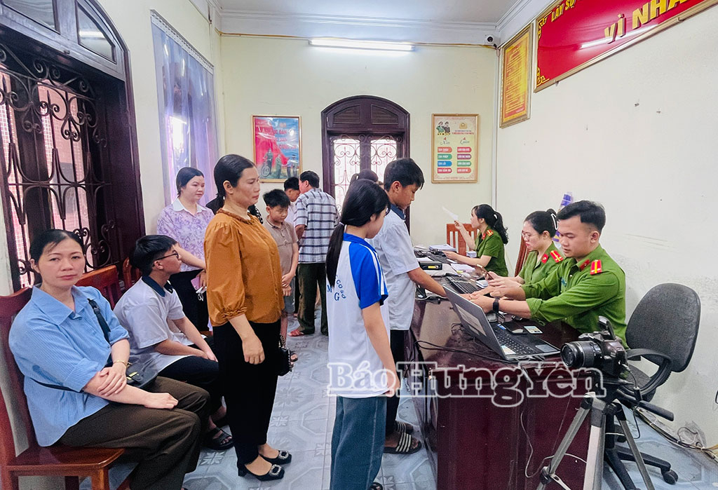 Phục vụ xuyên lễ đẩy nhanh cấp căn cước, định danh điện tử mức độ 2 cho học sinh