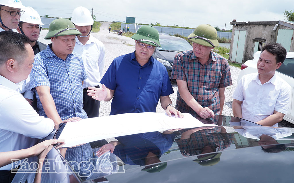 Đồng chí Phó Chủ tịch UBND tỉnh Lê Quang Hòa kiểm tra một số dự án trong Khu kinh tế