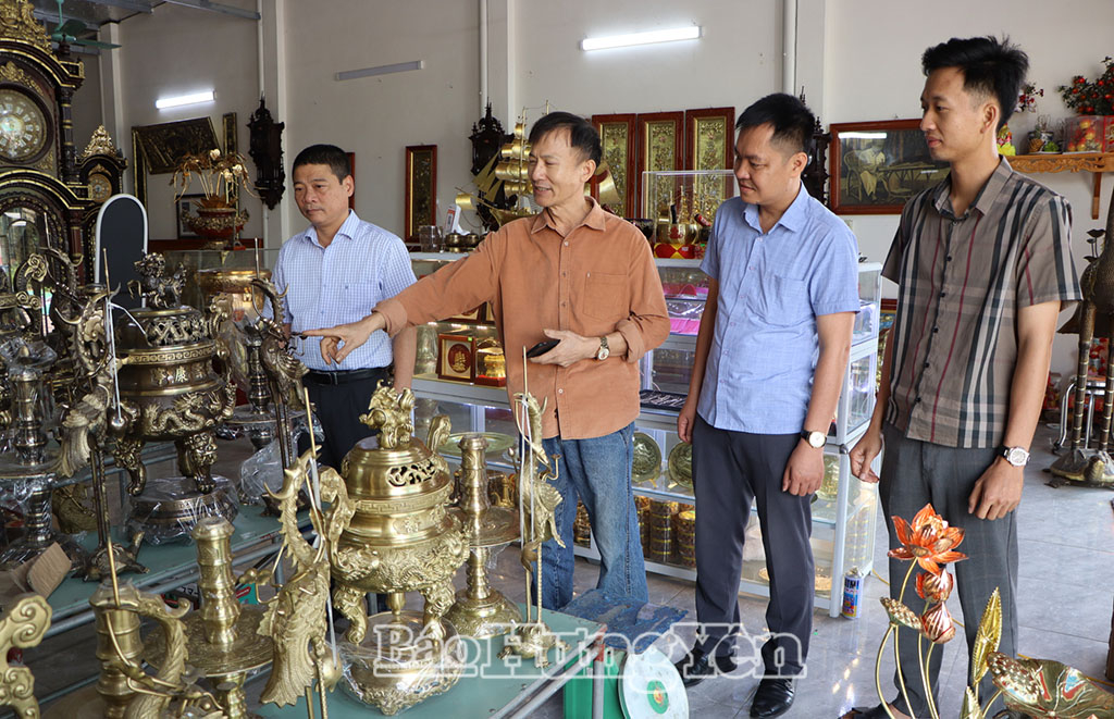 Phát triển làng nghề chạm bạc gắn với lễ hội ở xã Trà Giang