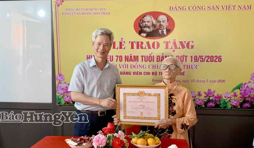 Đồng chí Giám đốc Sở Nội vụ trao Huy hiệu 70 năm tuổi Đảng tặng đảng viên ở xã Hoàng Hoa Thám