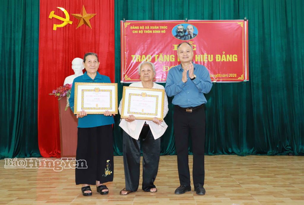 33 đảng viên xã Xuân Trúc  được tặng Huy hiệu Đảng đợt 19/5