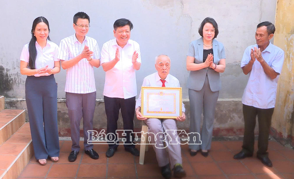 Đồng chí Hiệu trưởng Trường Chính trị Nguyễn Văn Linh trao tặng Huy hiệu Đảng tại xã Hồng Minh