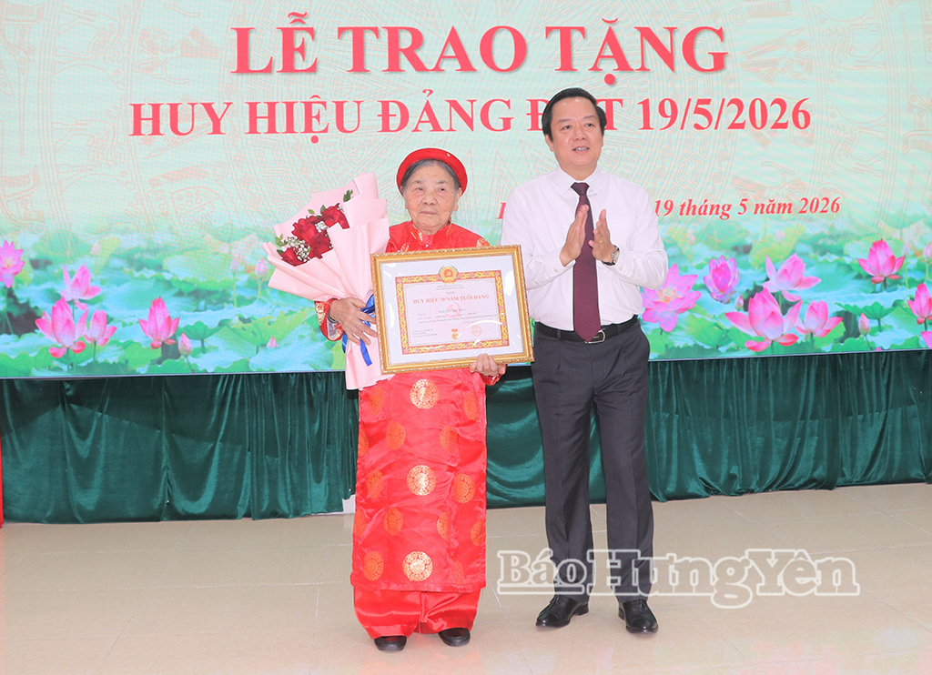 Đồng chí Phạm Quang Ngọc, Ủy viên Ban Chấp hành Trung ương Đảng, Bí thư Tỉnh ủy trao Huy hiệu Đảng tặng các đảng viên cao tuổi Đảng tại phường Phố Hiến