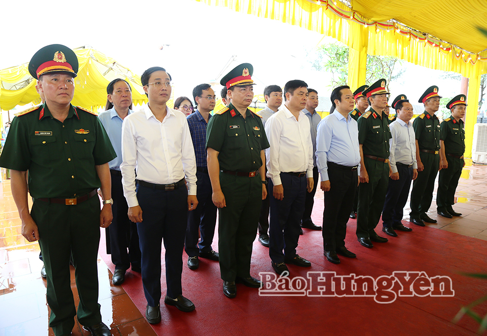 Tổ chức lễ dâng hương trước khi lấy mẫu hài cốt liệt sĩ chưa xác định được thông tin tại nghĩa trang liệt sĩ Hưng Nhân