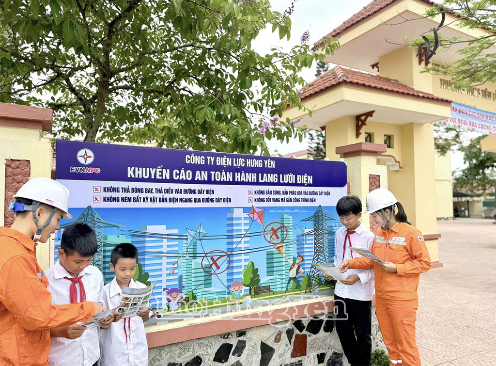 Điện lực Phù Tiên: Đa dạng hình thức tuyên truyền, vận động người dân sử dụng điện an toàn