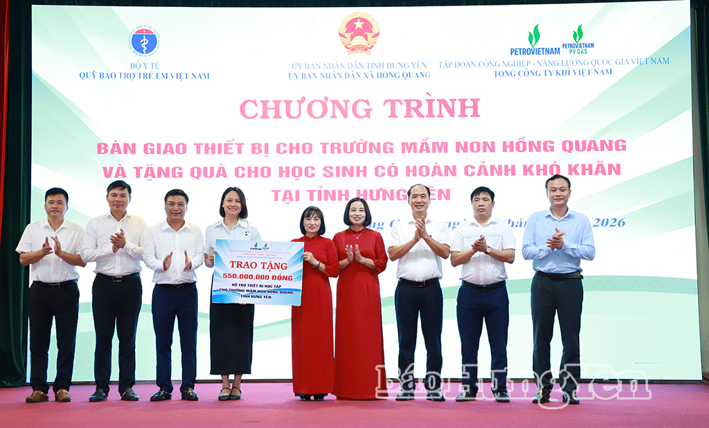 Bàn giao thiết bị cho trường mầm non và tặng quà học sinh có hoàn cảnh khó khăn
