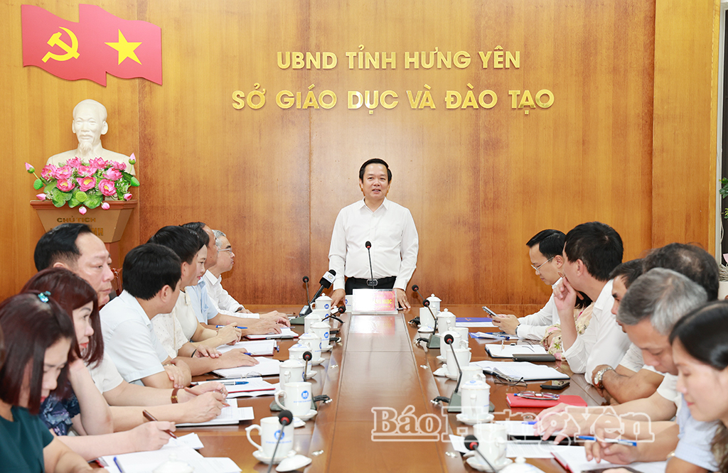 Đồng chí Bí thư Tỉnh ủy Phạm Quang Ngọc động viên, chúc mừng cán bộ, giáo viên, học sinh trước thềm năm học mới
