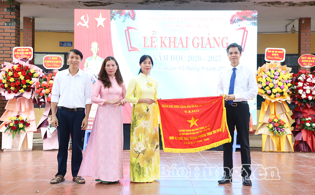 Đồng chí Trưởng ban Tuyên giáo và Dân vận Tỉnh ủy Nguyễn Văn Chiến dự lễ khai giảng tại Trường THPT Ân Thi