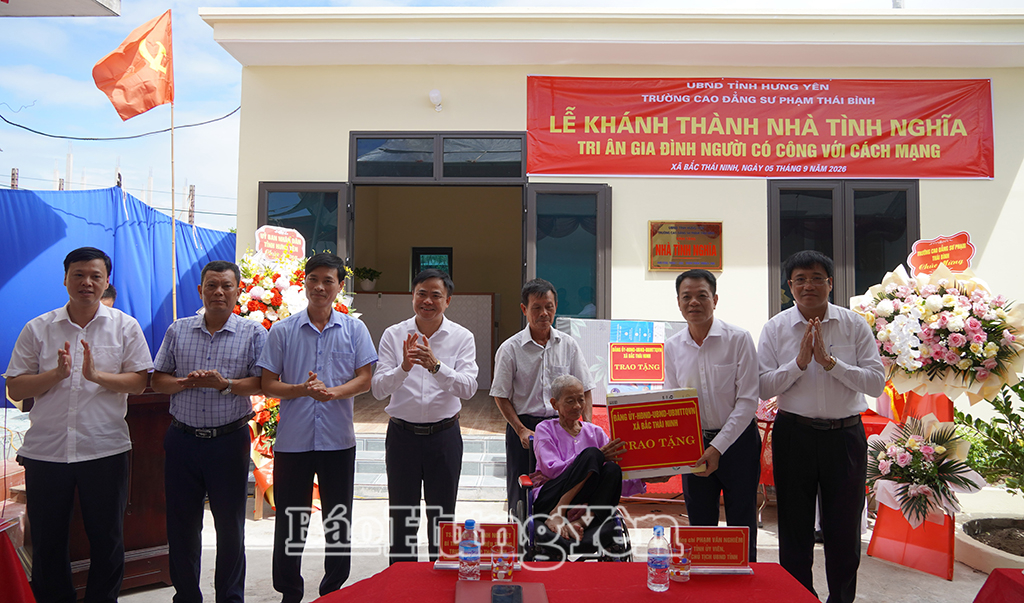 Đồng chí Phó Chủ tịch UBND tỉnh Phạm Văn Nghiêm dự lễ khánh thành nhà tình nghĩa tại xã Bắc Thái Ninh