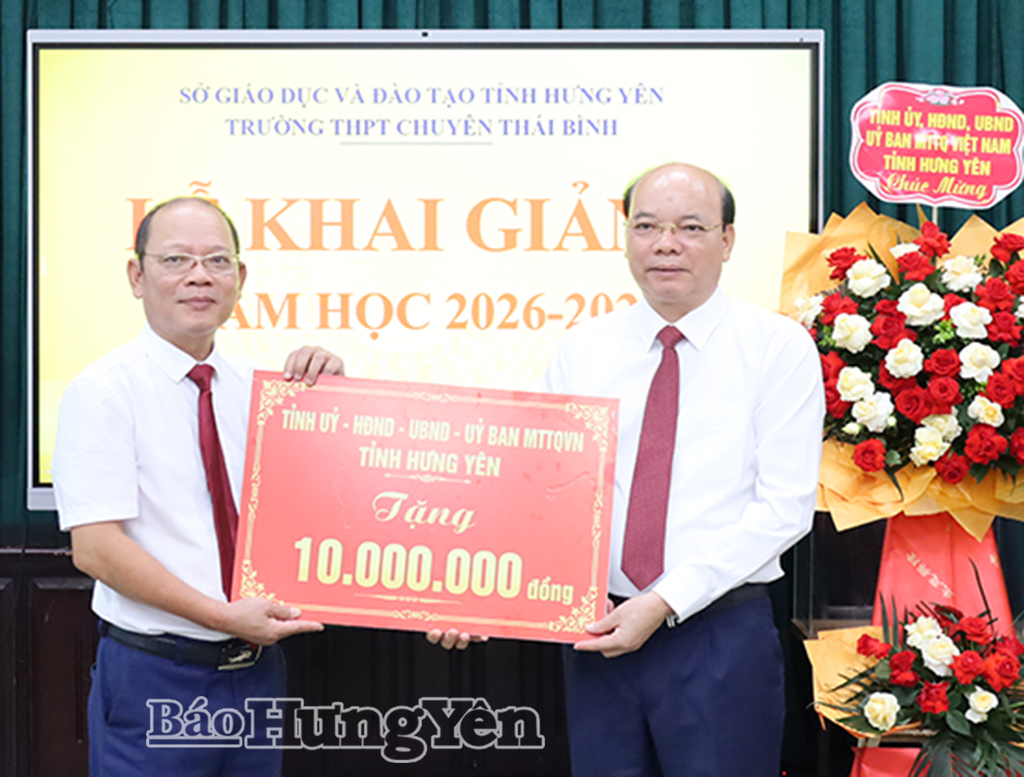 Đồng chí Phó Chủ tịch HĐND tỉnh Đặng Thanh Giang dự lễ khai giảng tại Trường THPT Chuyên Thái Bình