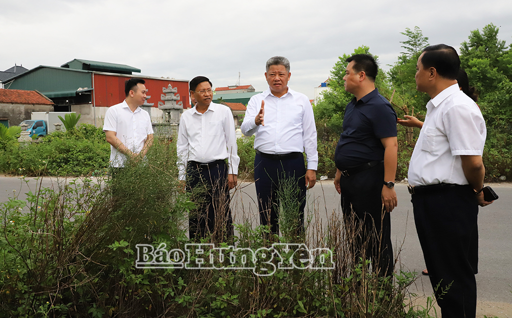 Đồng chí Nguyễn Mạnh Quyền, Phó Bí thư Tỉnh ủy, Chủ tịch UBND tỉnh khảo sát địa điểm xây dựng trường THPT tại một số địa phương