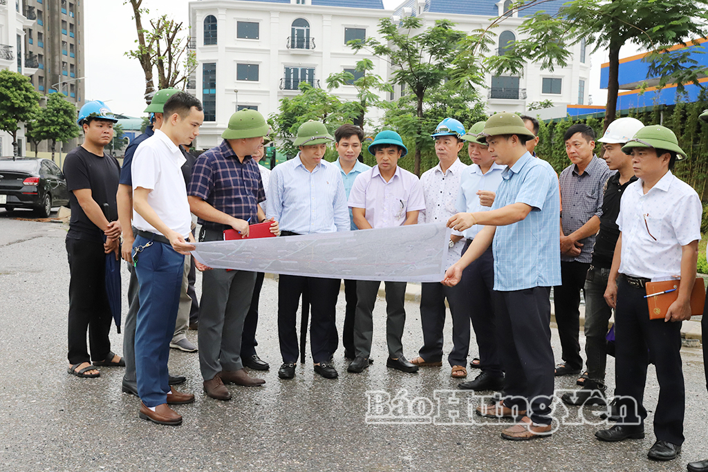 Đồng chí Lại Văn Hoàn, Phó Chủ tịch UBND tỉnh kiểm tra tình hình triển khai một số dự án hạ tầng giao thông