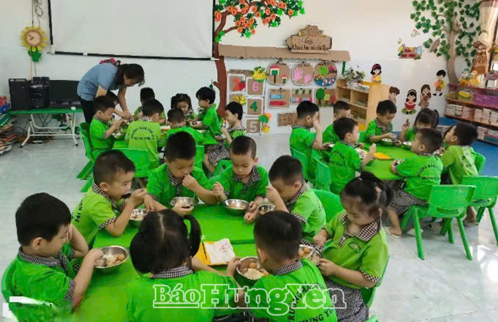 Bảo đảm an toàn bữa ăn bán trú cho trẻ mầm non