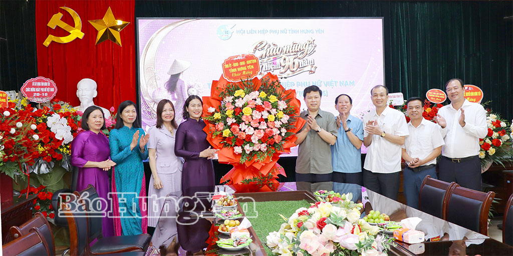 Đồng chí Trần Quốc Toản, Phó Bí thư Thường trực Tỉnh ủy, Chủ tịch Ủy ban MTTQ Việt Nam tỉnh chúc mừng cán bộ, hội viên phụ nữ tại Hội Liên hiệp Phụ nữ tỉnh