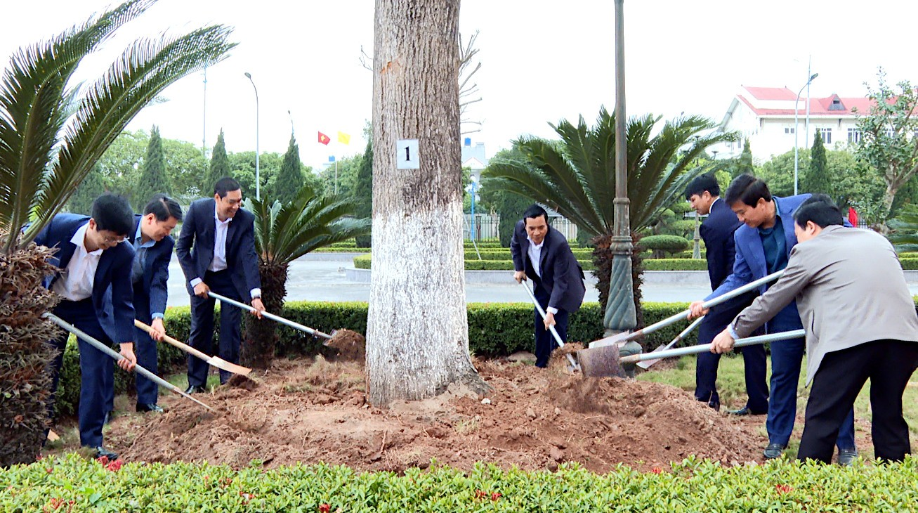 Các đồng chí lãnh đạo thành phố trồng cây đầu năm xuân Giáp Thìn 2024