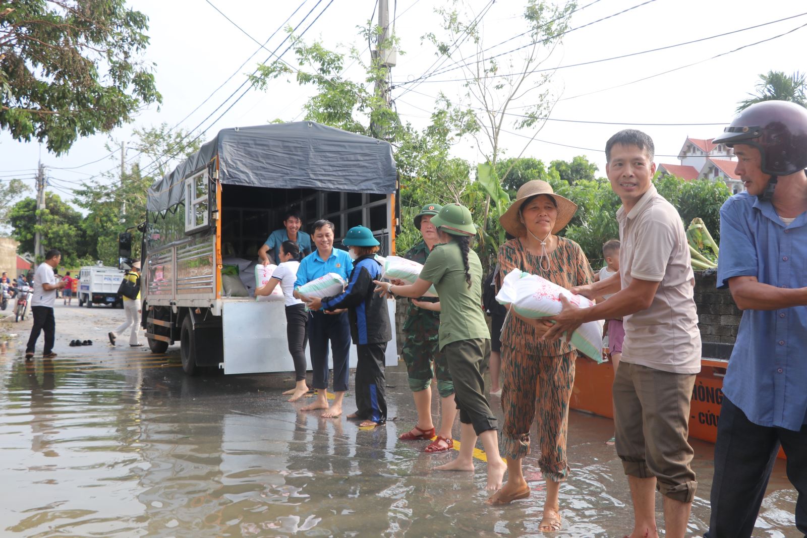 Liên đoàn lao động thành phố Hỗ trợ lương thực cho người dân ngập lụt tại xã Hùng Cường và xã Phú Cường