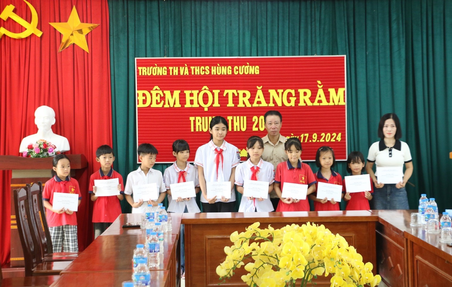 Đồng chí Bùi Tuấn Anh - Phó Chủ tịch UBND thành phố tặng quà cho các em học sinh trường Tiểu học và THCS Hùng Cường