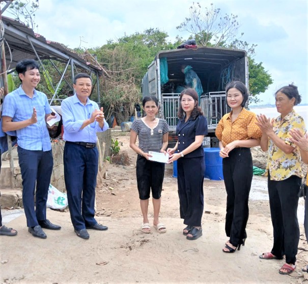 HỘI NÔNG DÂN THÀNH PHỐ HỖ TRỢ HỘI VIÊN NÔNG DÂN BỊ ẢNH HƯỞNG BỞI MƯA , LŨ