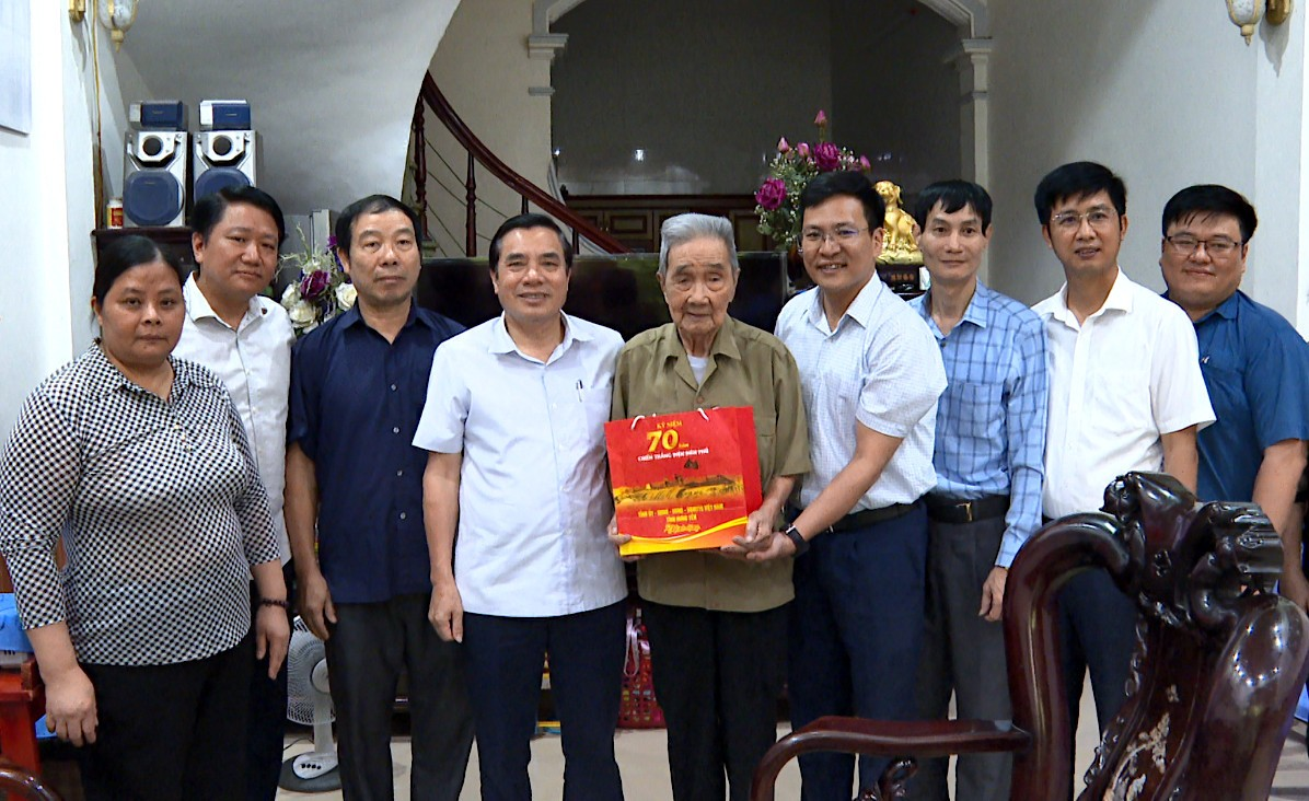 Đồng chí Bí thư thành uỷ Phạm Huy Bình đi thăm, tặng quà chiến sĩ Điện Biên 