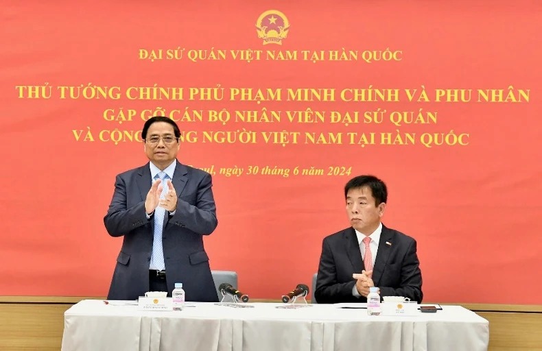 Thủ tướng Phạm Minh Chính gặp gỡ cán bộ, nhân viên Đại sứ quán, cộng đồng người Việt Nam tại Hàn Quốc