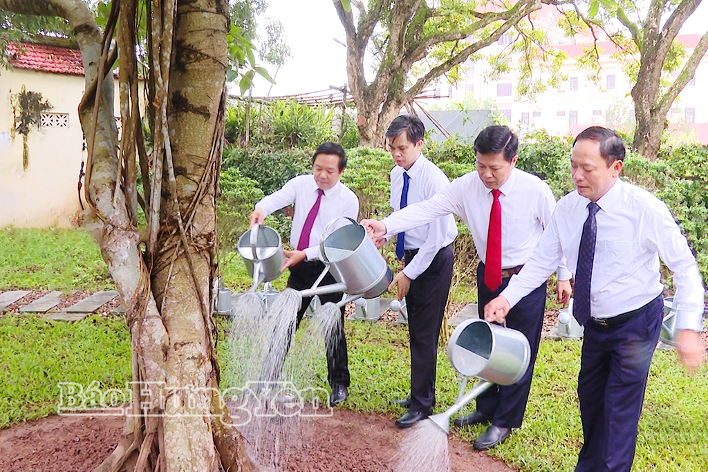 Dâng hương tưởng nhớ Chủ tịch Hồ Chí Minh
