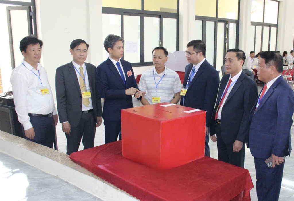 Đồng chí Nguyễn Văn Chiến kiểm tra công tác bầu cử tại xã Như Quỳnh, Đại Đồng và Lạc Đạo