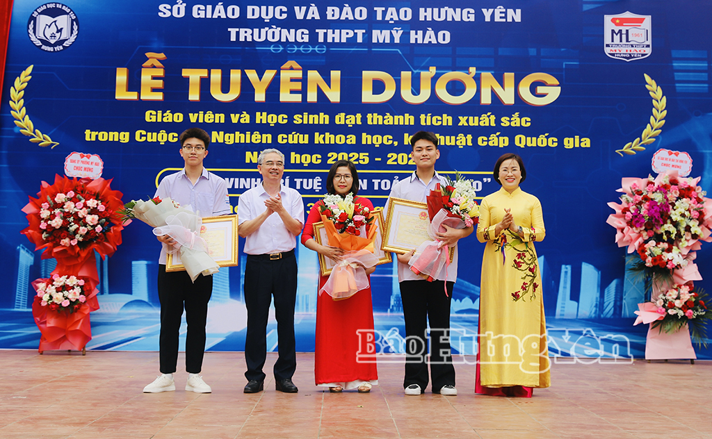 Hưng Yên: Khen thưởng học sinh, giáo viên có thành tích xuất sắc trong các kỳ thi quốc gia
