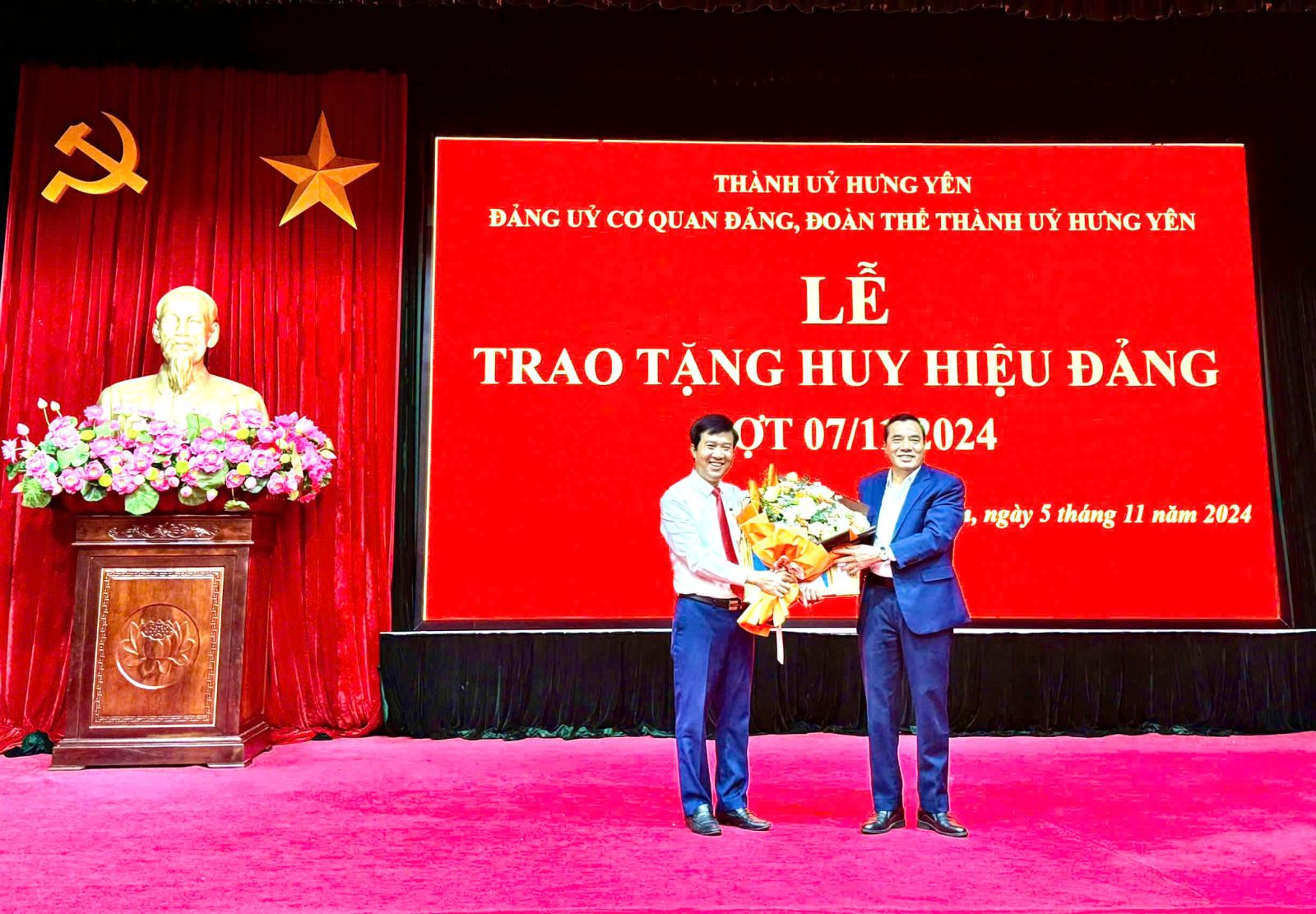 Đồng chí Bí thư Thành ủy Phạm Huy Bình trao huy hiệu Đảng đợt 7/11 tại Đảng bộ cơ quan Đảng, đoàn thể Thành ủy