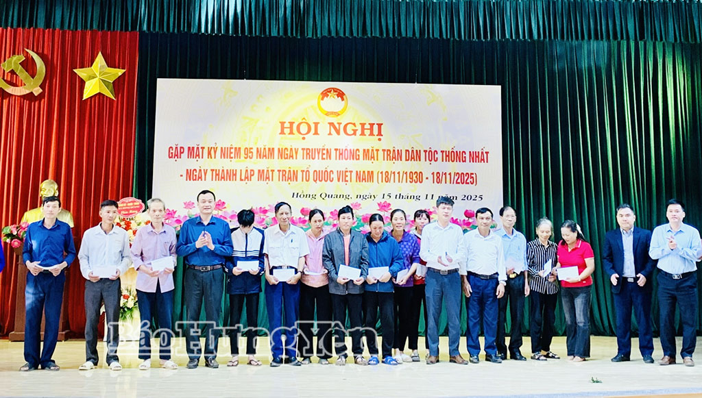 Xã Hồng Quang 68 hộ nghèo, hộ có hoàn cảnh đặc biệt khó khăn được tặng quà