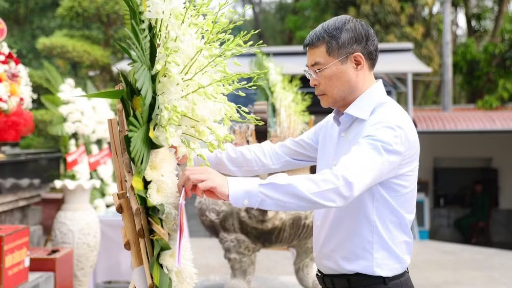 Thủ tướng Chính phủ Lê Minh Hưng dâng hương tại Ngã ba Đồng Lộc