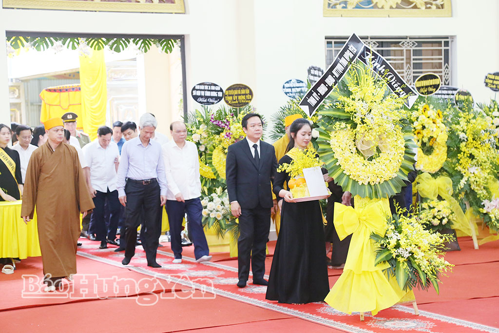 Đoàn đại biểu Tỉnh ủy, HĐND, UBND, Ủy ban MTTQ Việt Nam tỉnh viếng Trưởng lão Hòa thượng Thích Thanh Dục
