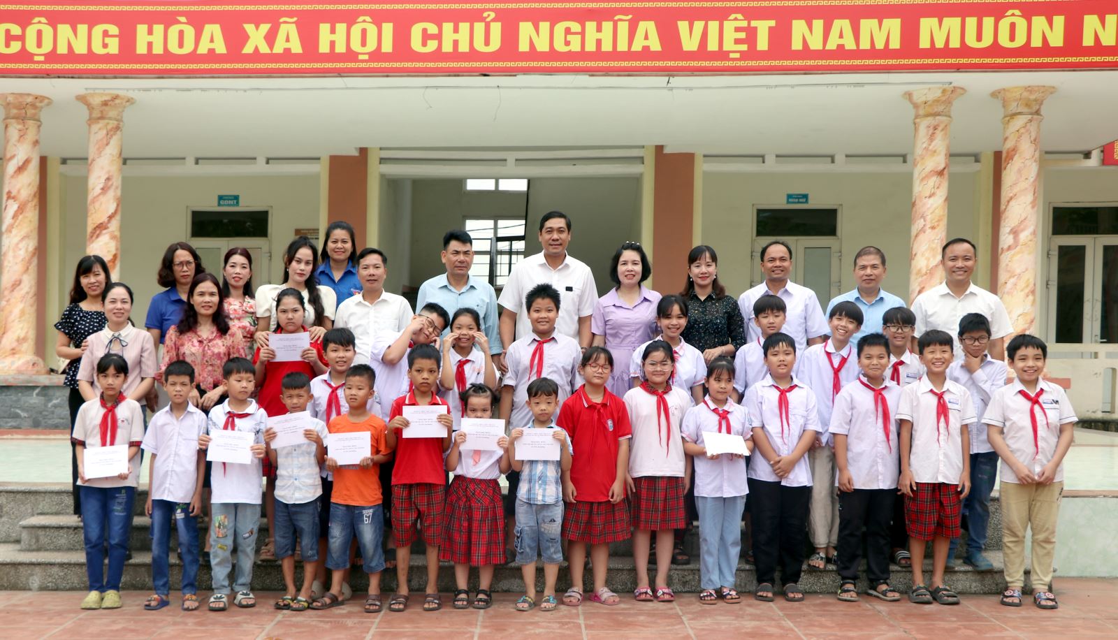 Đồng chí Phó Bí thư thường trực Thành uỷ Lương Công Chanh tặng quà  trung thu các em học sinh trường Tiểu học và Trung học cơ sở Lam Sơn