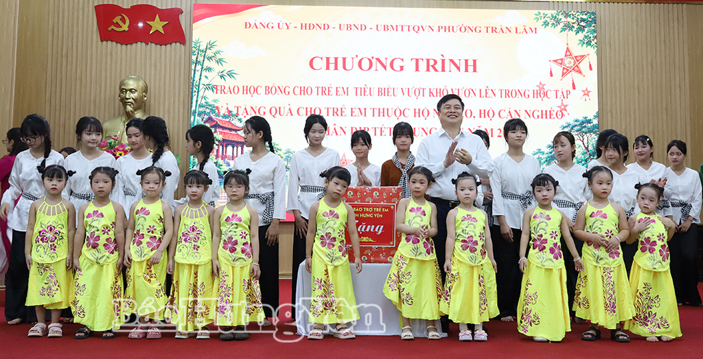 Đồng chí Phạm Văn Nghiêm, Phó Chủ tịch UBND tỉnh thăm, tặng quà thiếu nhi dịp Tết Trung thu