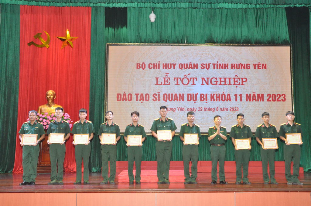 Bế giảng lớp đào tạo sĩ quan dự bị