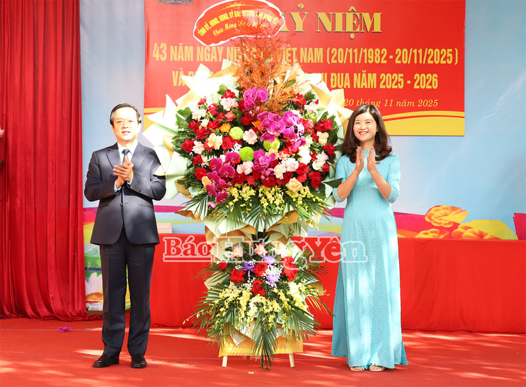 Đồng chí Phó Bí thư Tỉnh ủy, Chủ tịch UBND tỉnh Phạm Quang Ngọc dự lễ kỷ niệm 43 năm Ngày Nhà giáo Việt Nam tại Trường Tiểu học và THCS Quang Trung