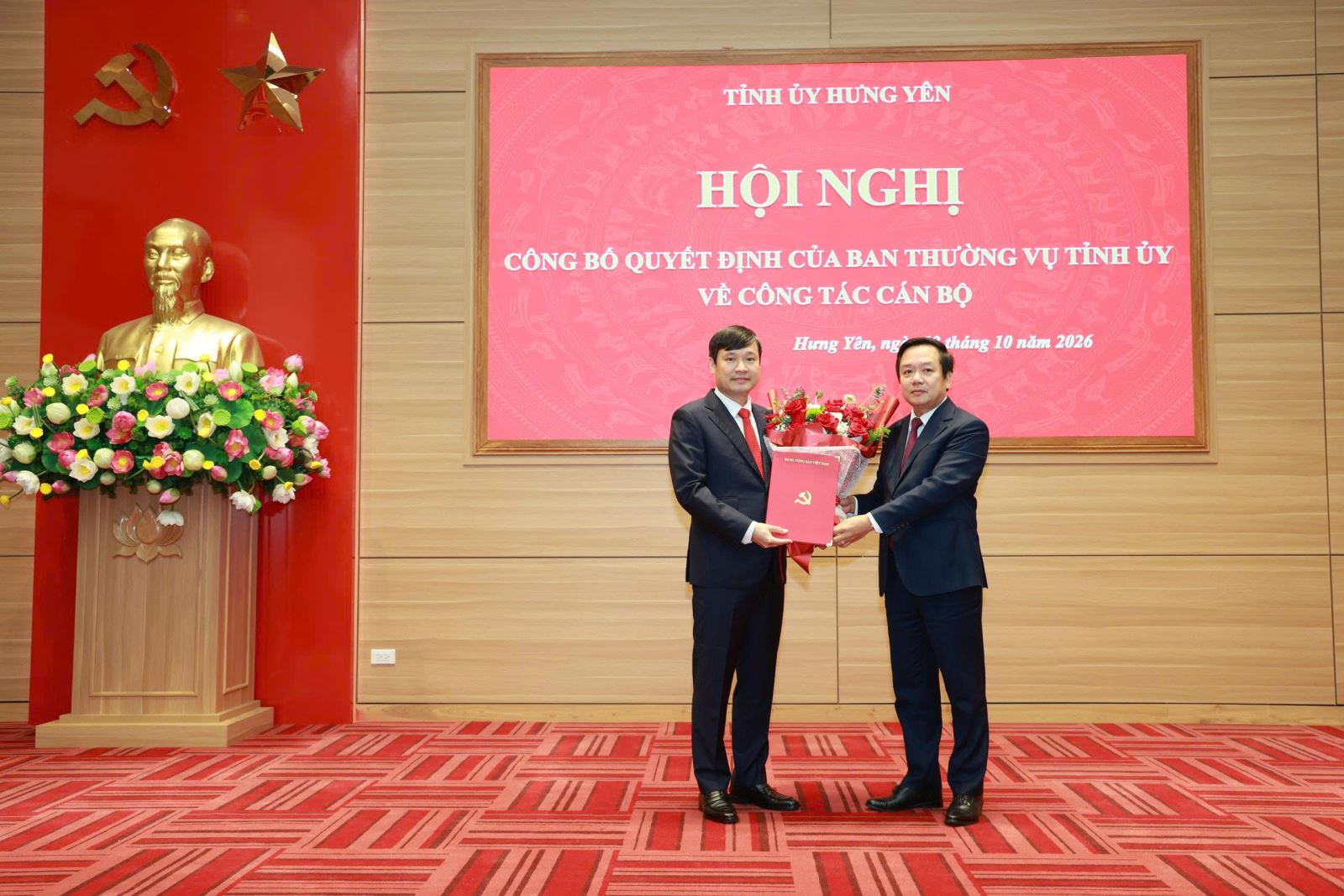 Ban Thường vụ Tỉnh ủy trao Quyết định bổ nhiệm Trưởng ban Tuyên giáo Tỉnh ủy