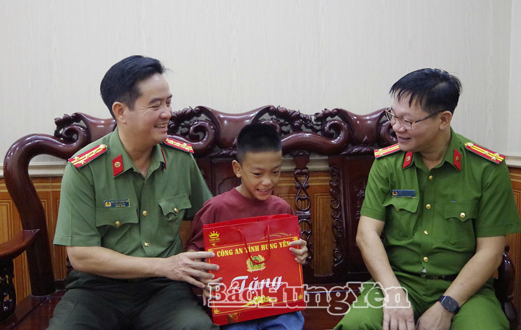 Công an tỉnh trao quà cho con cán bộ có hoàn cảnh khó khăn