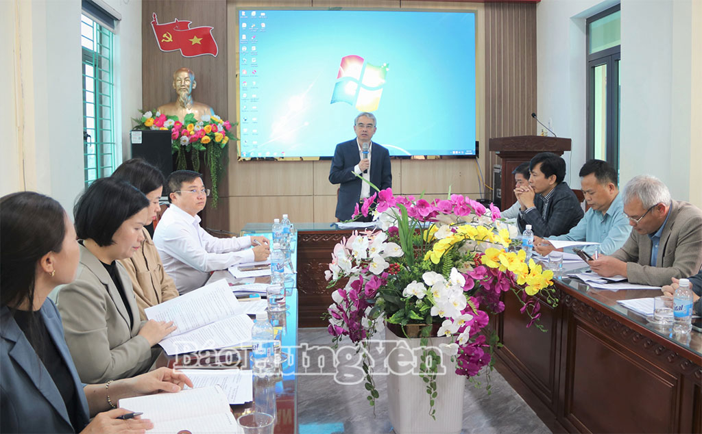 Đồng chí Giám đốc Sở Giáo dục và Đào tạo kiểm tra công tác bầu cử tại một số địa phương