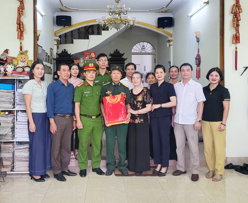 Thăm, tặng quà người có công với cách mạng nhân dịp kỷ niệm 77 năm ngày Thương binh - Liệt sỹ (27/7/1947 - 27/7/2024) tại phường Hồng Châu và phường An Tảo