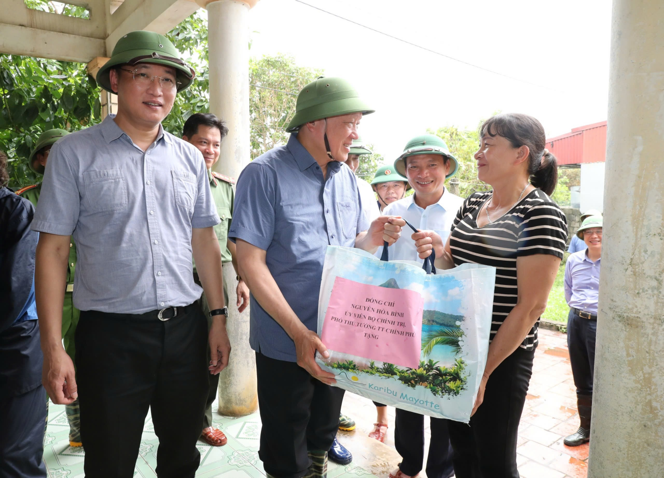 Phó Thủ tướng Thường trực Chính phủ Nguyễn Hòa Bình kiểm tra, chỉ đạo công tác phòng, chống lụt bão tại thành phố Hưng Yên