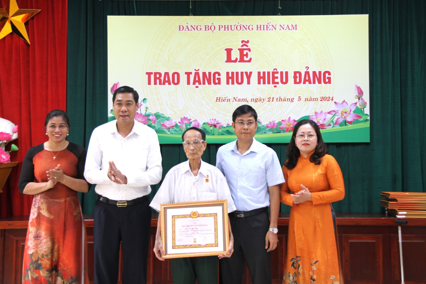 ĐỒNG CHÍ LƯƠNG CÔNG CHANH, PHÓ BÍ THƯ THƯỜNG TRỰC THÀNH ỦY, CHỦ TỊCH HĐND THÀNH PHỐ TRAO HUY HIỆU ĐẢNG ĐỢT 19/5 TẠI ĐẢNG BỘ PHƯỜNG HIẾN NAM