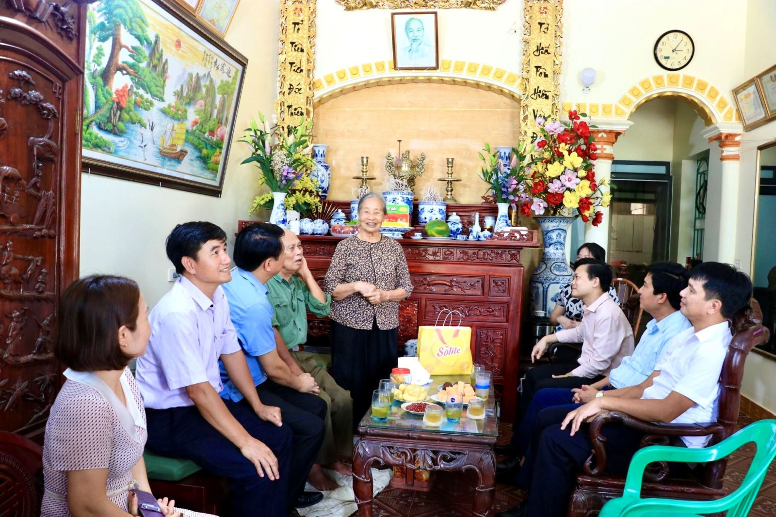 CÔNG ĐOÀN CƠ QUAN ĐẢNG, ĐOÀN THỂ THÀNH UỶ THĂM, TẶNG QUÀ CÁC THÂN NHÂN GIA ĐÌNH THƯƠNG BINH, BỆNH BINH, LIỆT SỸ