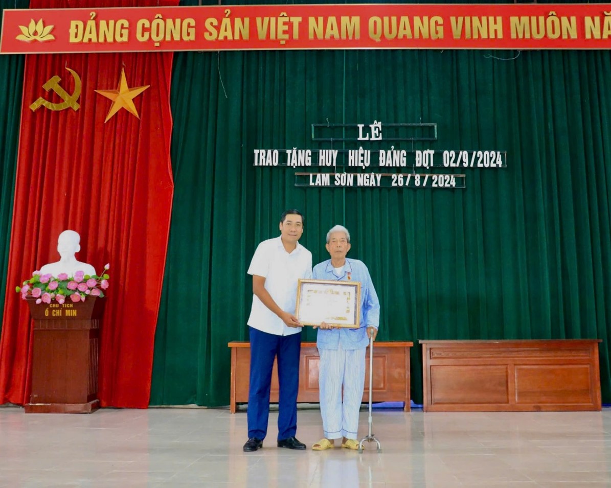 Đảng bộ Phường Lam Sơn (TPHY) trao Huy hiệu Đảng đợt 2/9/2024