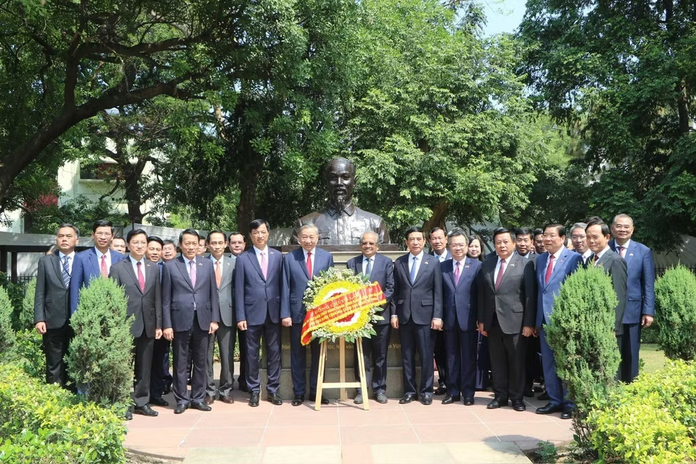 Tổng Bí thư, Chủ tịch nước Tô Lâm đặt vòng hoa tưởng niệm Chủ tịch Hồ Chí Minh tại Ấn Độ