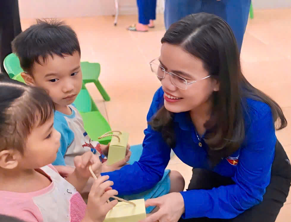 Tỉnh đoàn Hưng Yên – Hội đồng đội tỉnh trao tặng quà Tết Trung thu cho các em thiếu nhi trường Mầm non Tân Hưng (TPHY)