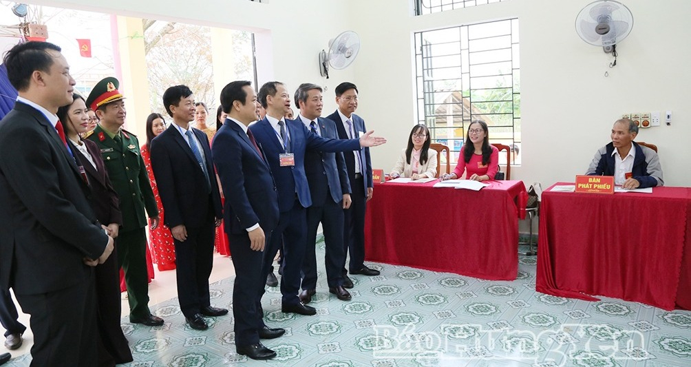 Đồng chí Chủ tịch UBND tỉnh Phạm Quang Ngọc kiểm tra, chỉ đạo công tác tổ chức bầu cử tại một số địa phương