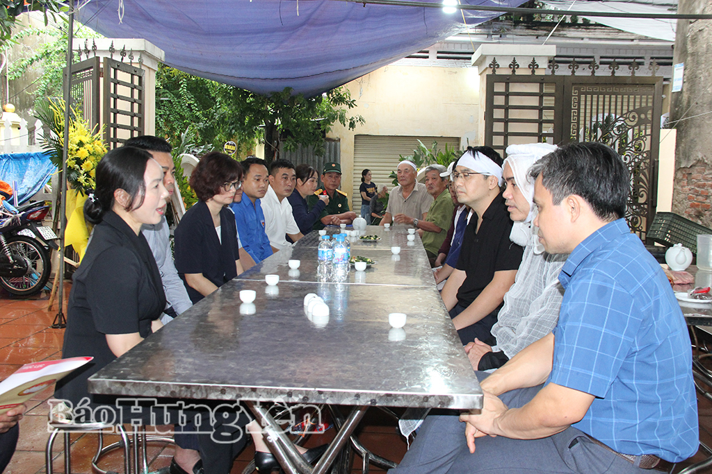 Thăm hỏi gia đình có người thân tử vong trong vụ cháy ở Hà Nội